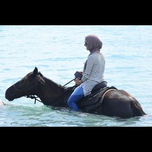 Meet your Posher, Mona